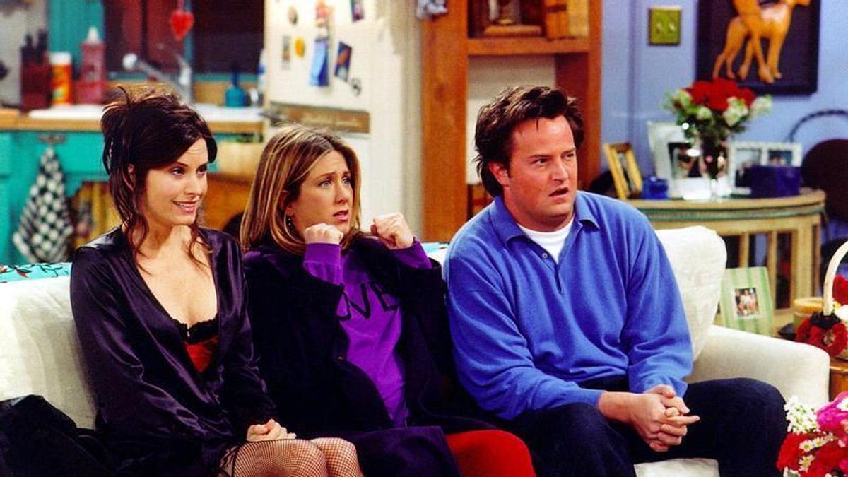 Tu maratón de Netflix está “apagando” tus glúteos (y afectando a tu postura)