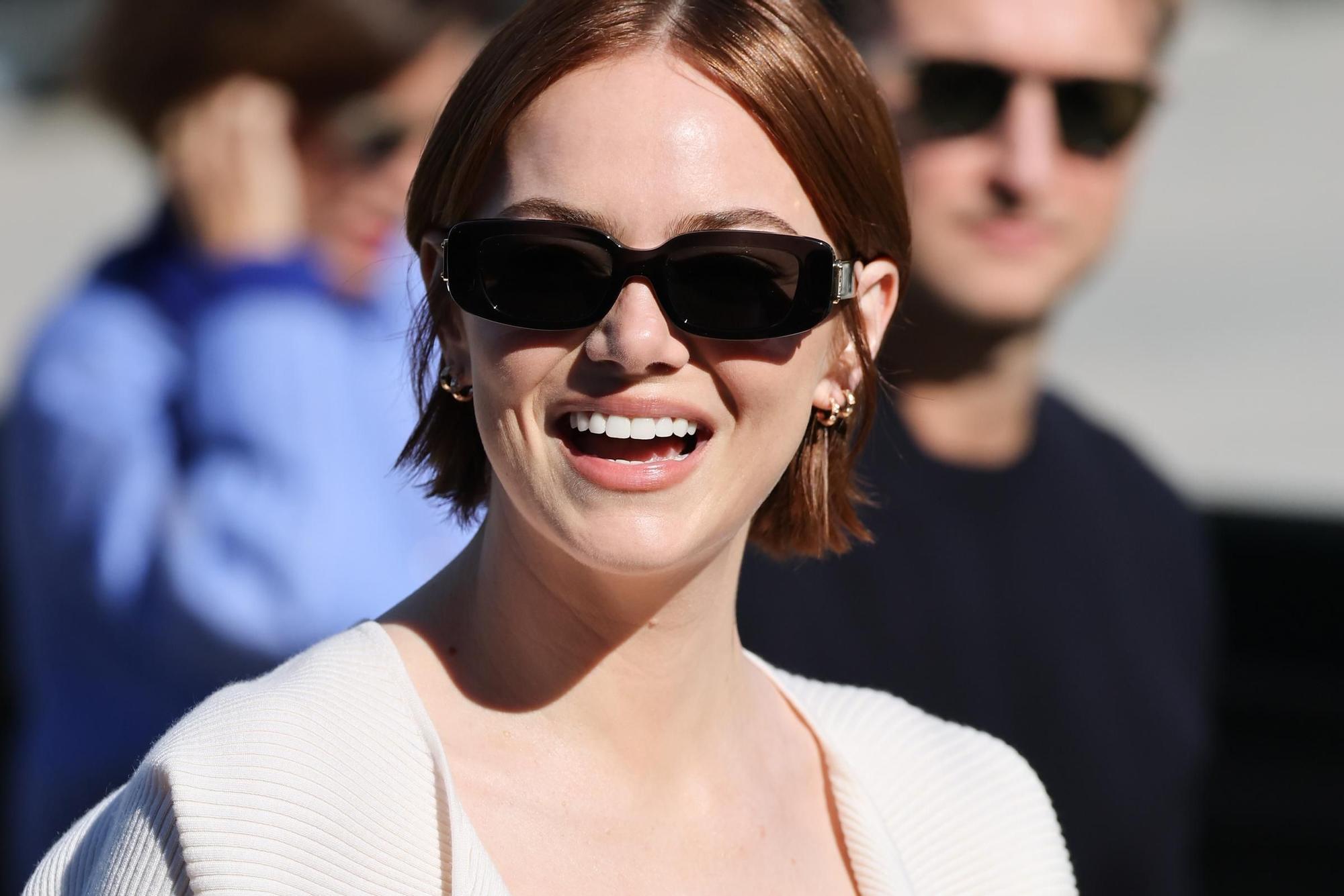 Emma Stone abandonne sa coupe de lutin et lance ce carré cuivré flatteur