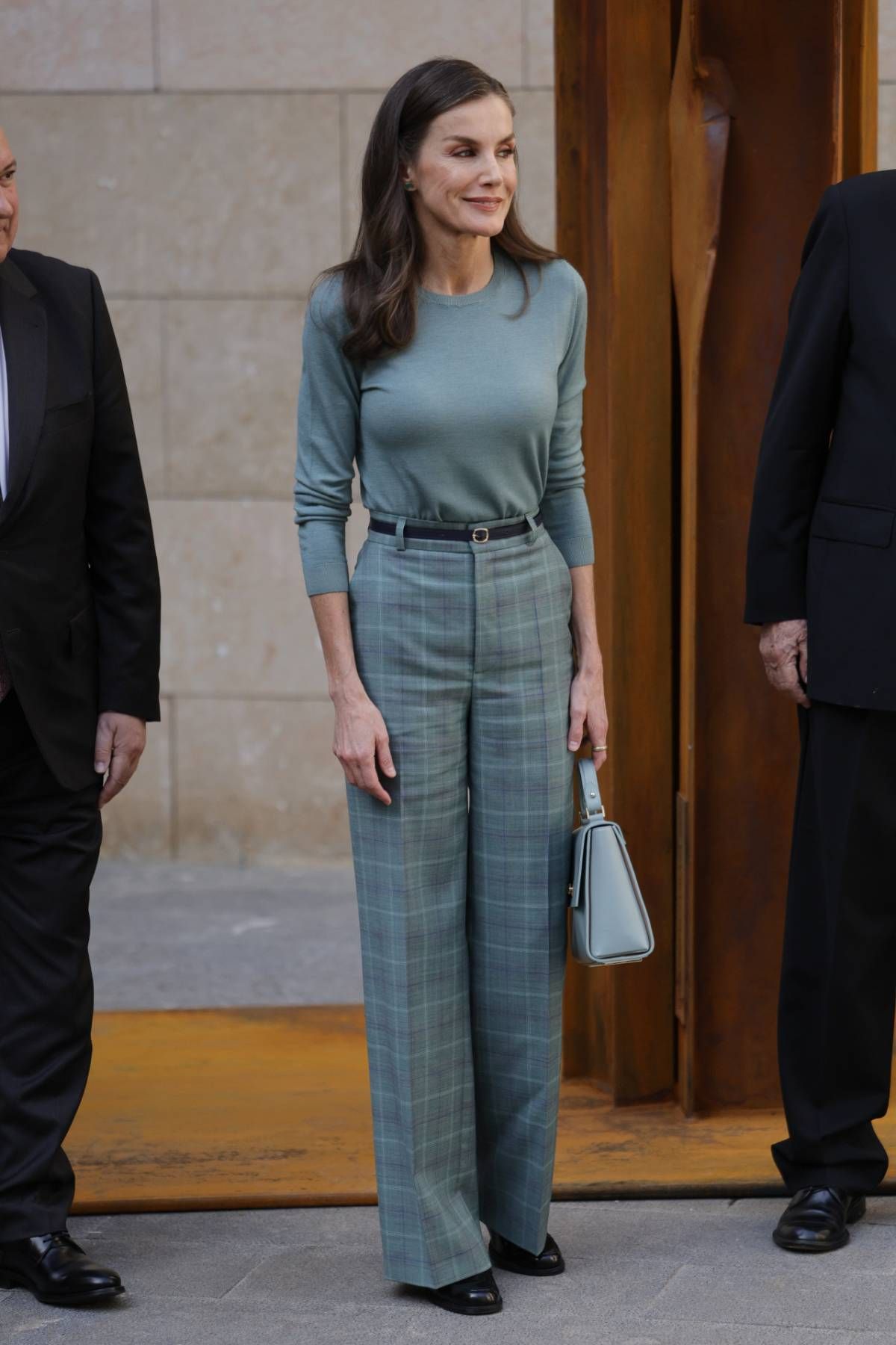 Le look de la reine Letizia avec le pull Falconeri, le pantalon Hugo Boss et les mocassins Massimo Dutti