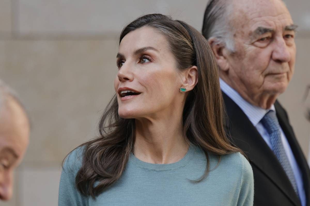 La reine Letizia présente les boucles d'oreilles du Studio Suot à Huesca