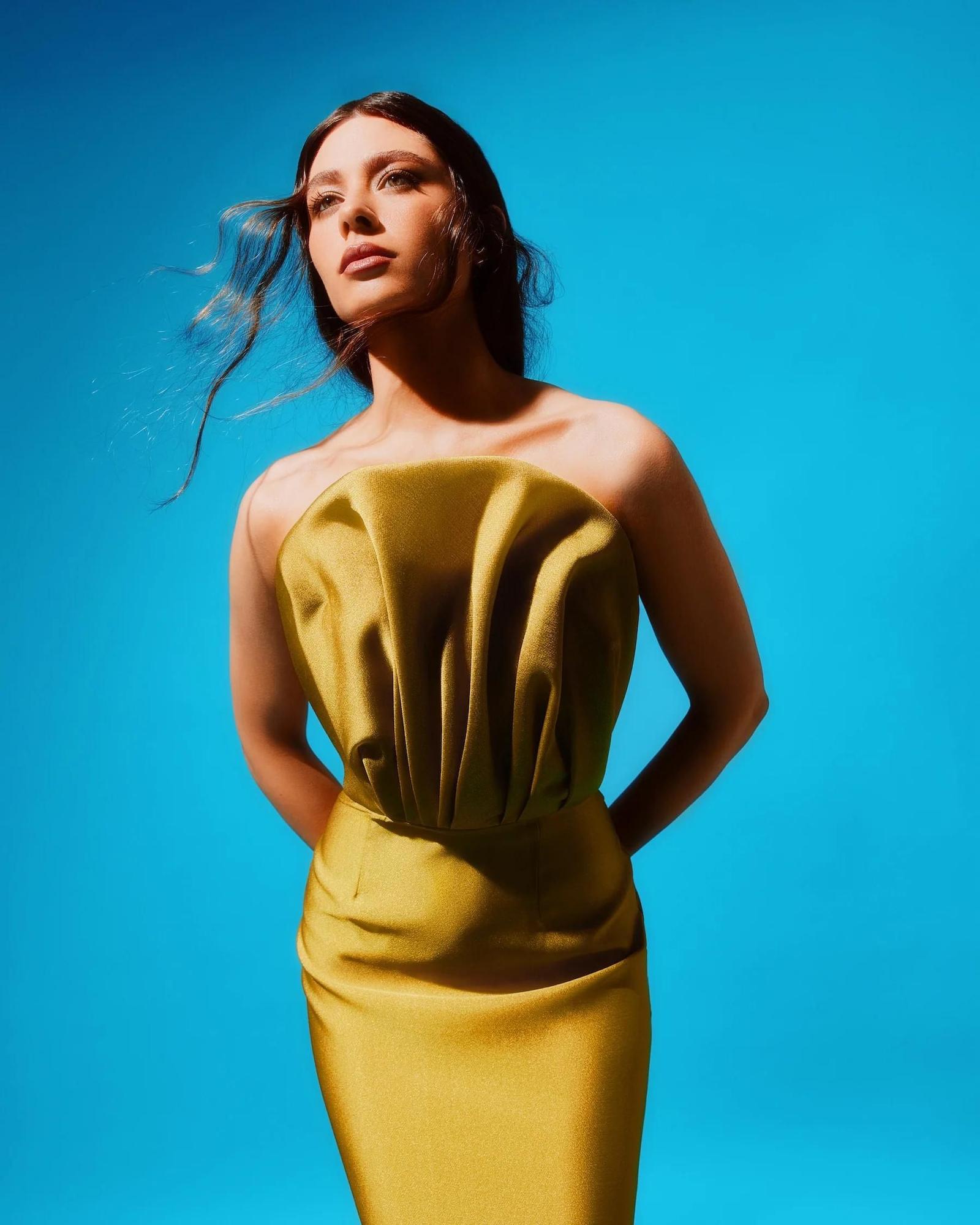 Robe à décolleté froncé