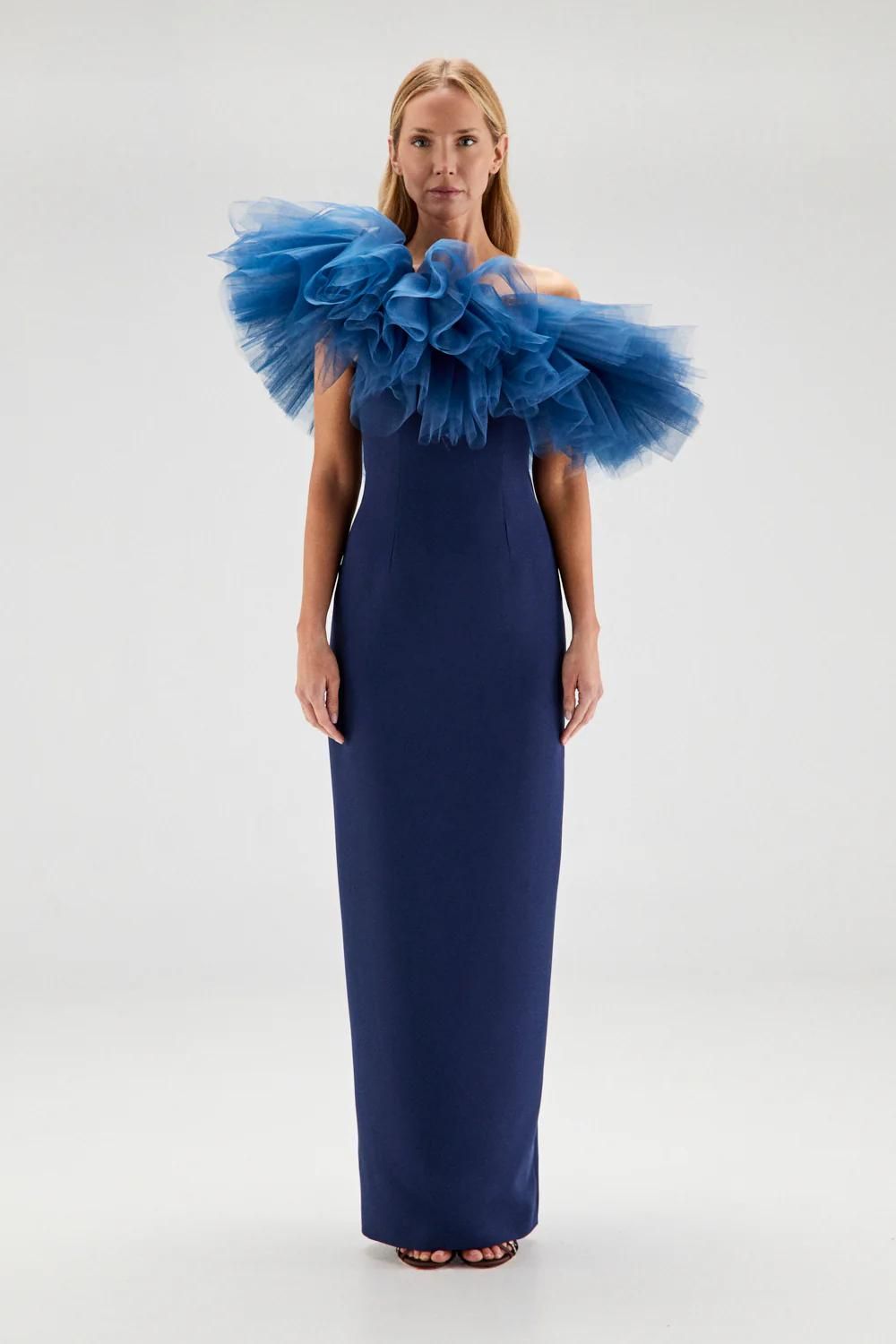 Robe bleue avec décolleté en tulle