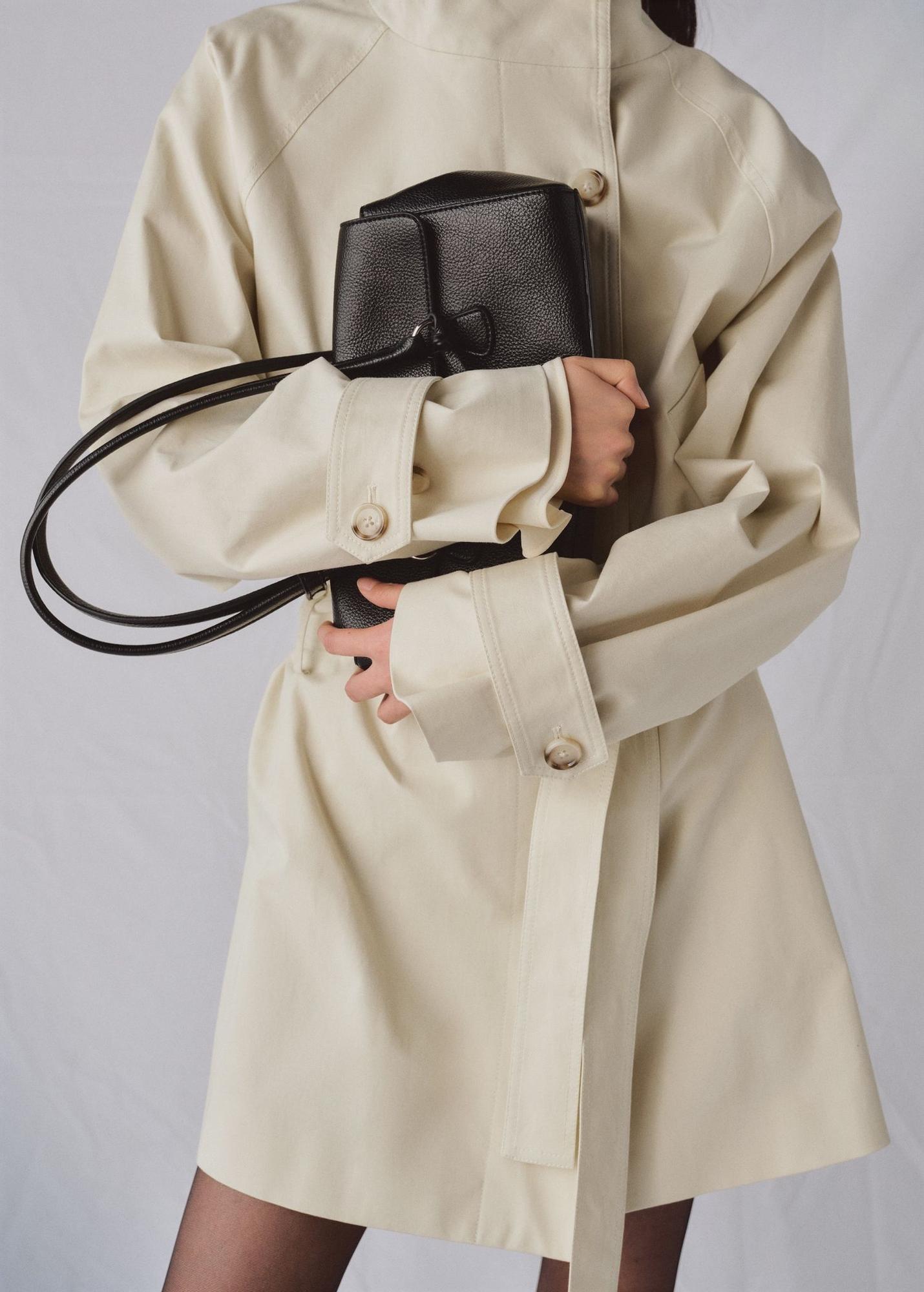 Trench court blanc avec ceinture et col montant