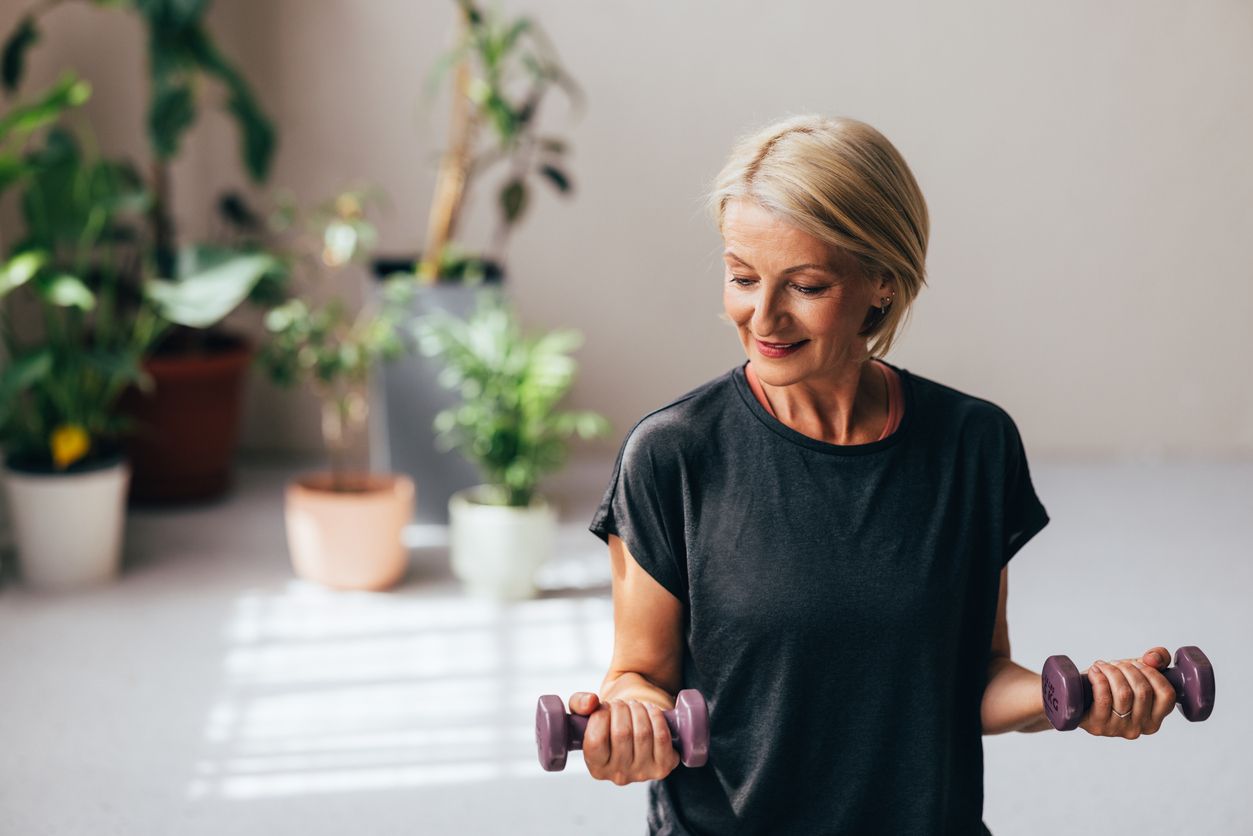 Mujer entrenando fuerza.