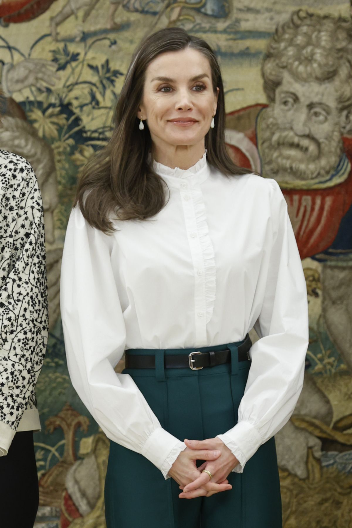 La reine Letizia lance des boucles d'oreilles en céramique d'une marque catalane.