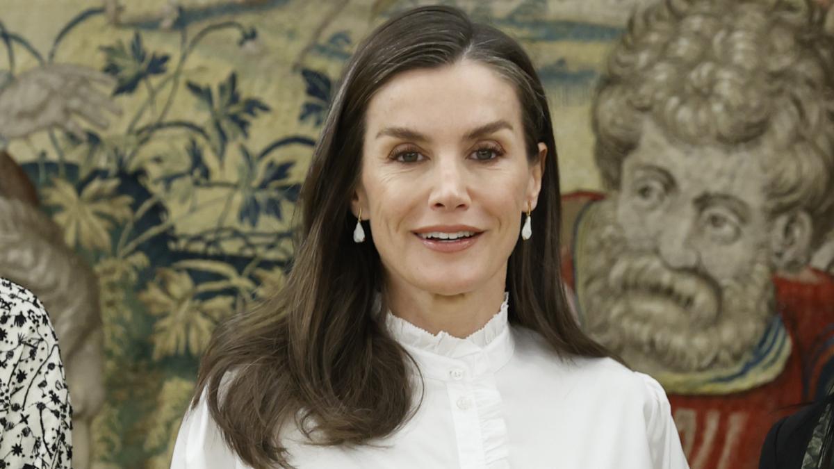 La reina Letizia y su look con camisa blanca en Zarzuela.