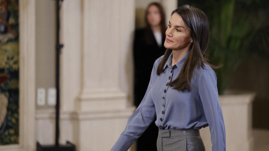 La reine Letizia lance la chemise de vente Antik Batik parfaite pour ce printemps : fluide, polyvalente et l'une des couleurs de la saison
