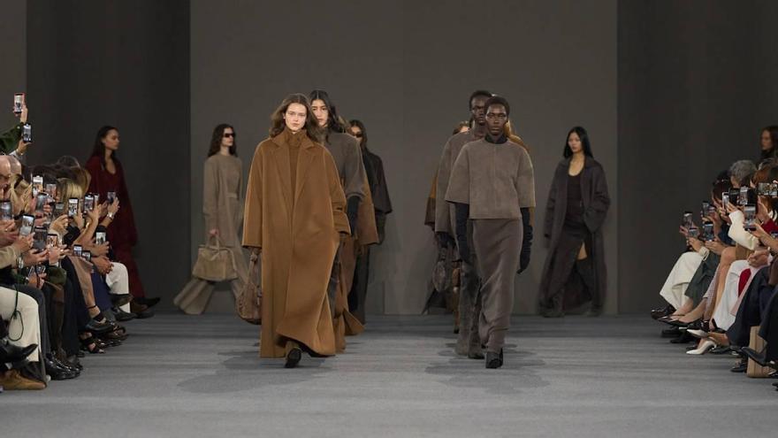 Le défilé Max Mara à Milan : luxe discret et réalisme pour créer la garde-robe la plus élégante pour un automne-hiver à l'italienne