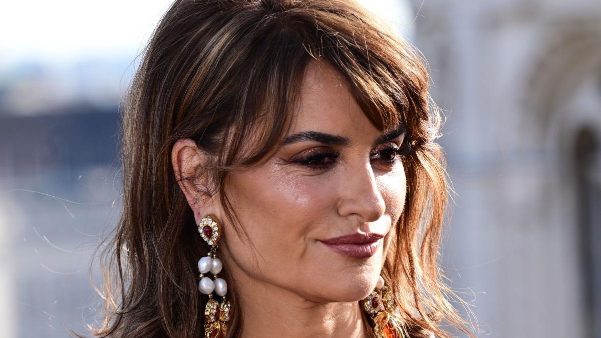 Penélope Cruz deslumbra con un vestido de Jacquemus y pendientes de Roberto Cavalli en Londres