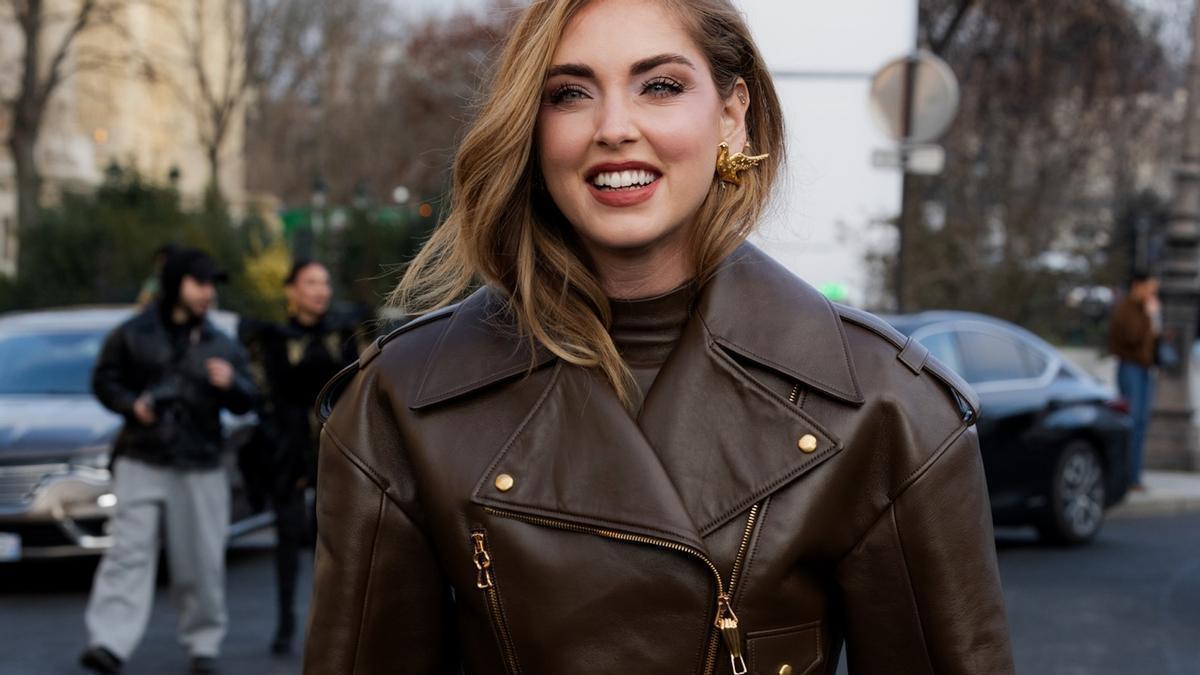 Todavía no ha llegado a tienda y ya hay lista de espera por esta cazadora de efecto piel Zara: en marrón chocolate y la más estilosa que vas a ver esta temporada