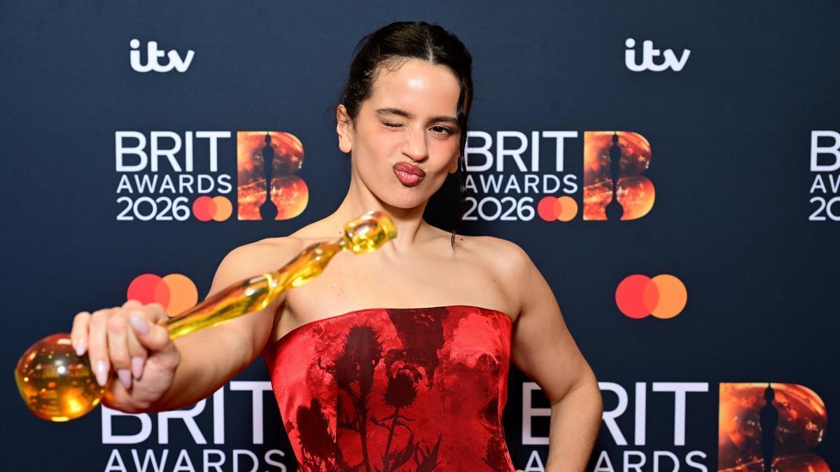 Rosalía gana el premio BRIT Internacional: una noche inolvidable con tres lookazos y una actuación de impresión