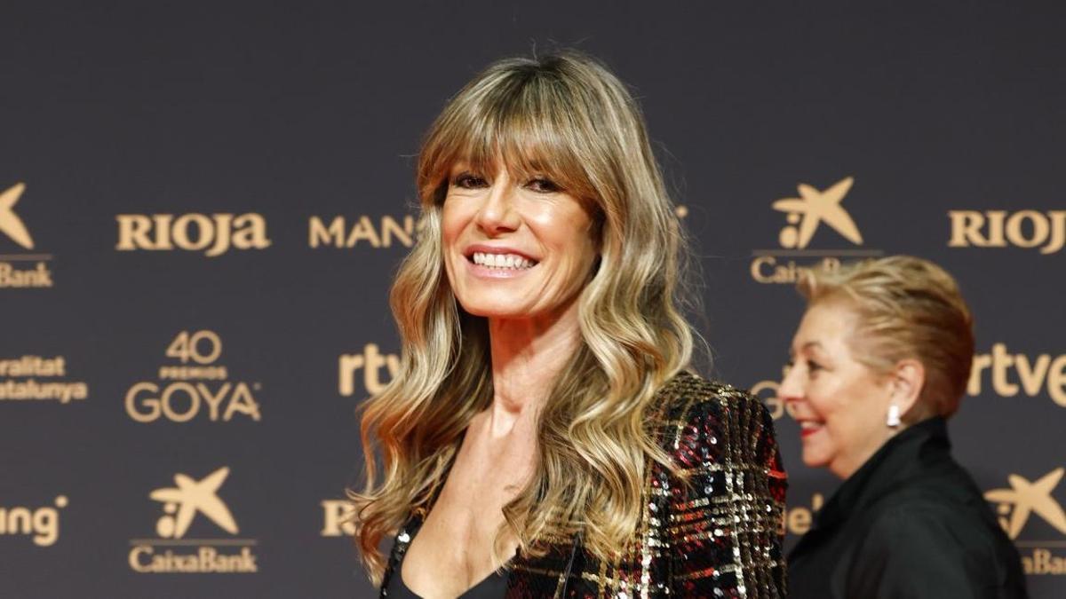 Begoña Gómez se convierte en una de las mejor vestidas de los Premios Goya 2026 con una americana de lentejuelas