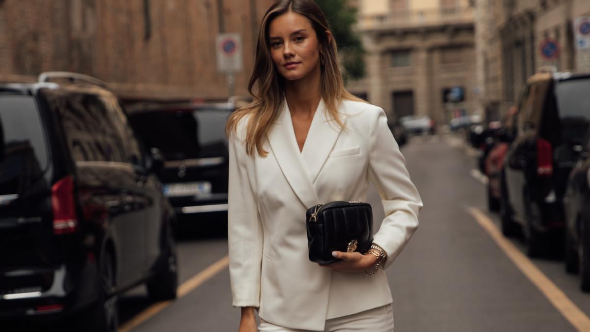 Mango vuelve a vender por 35 € (antes 79 €) el mono blanco de tendencia lujosa perfecto para madres de comunión y bautizo