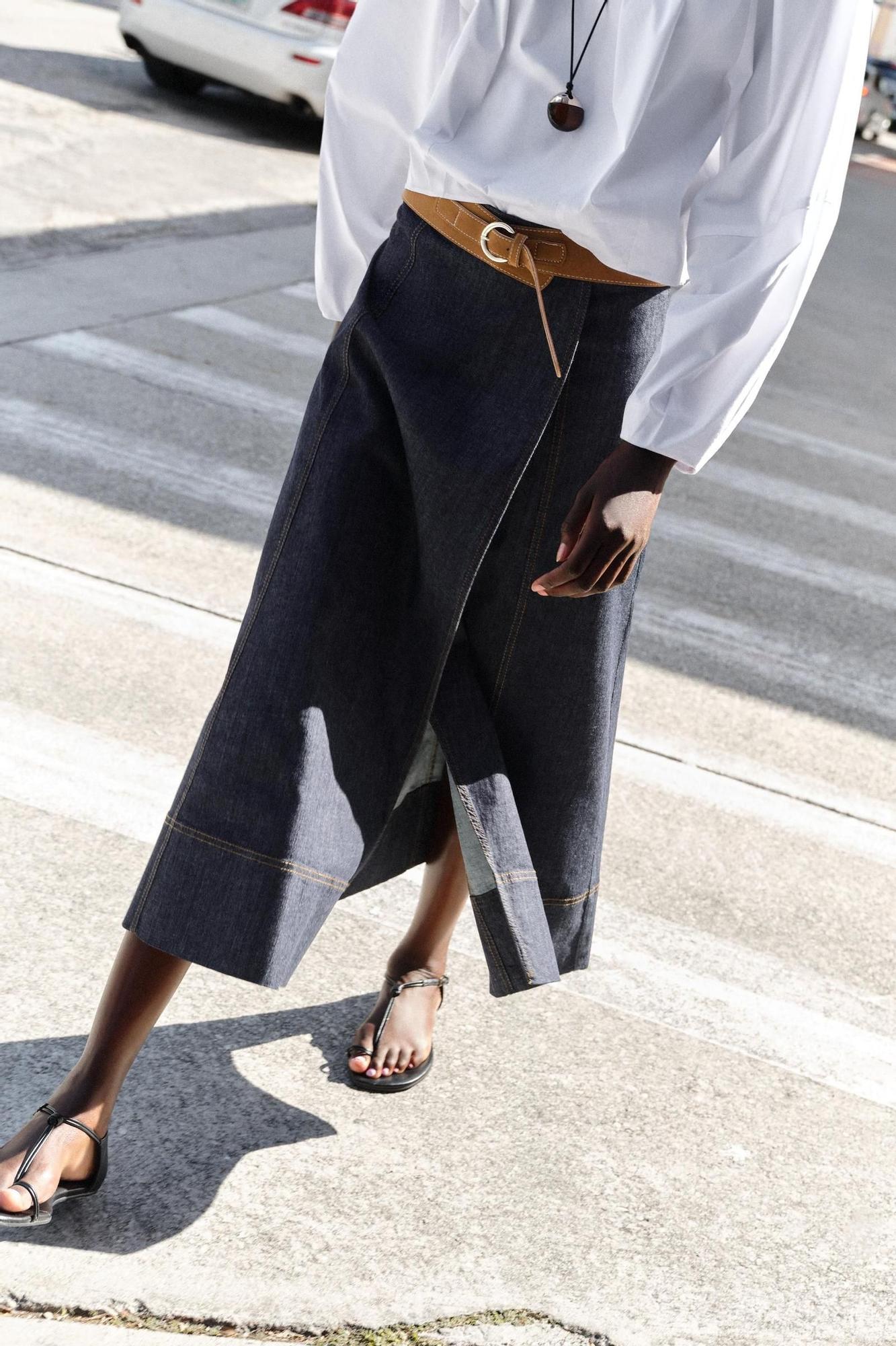 Jupe midi en jean avec ceinture