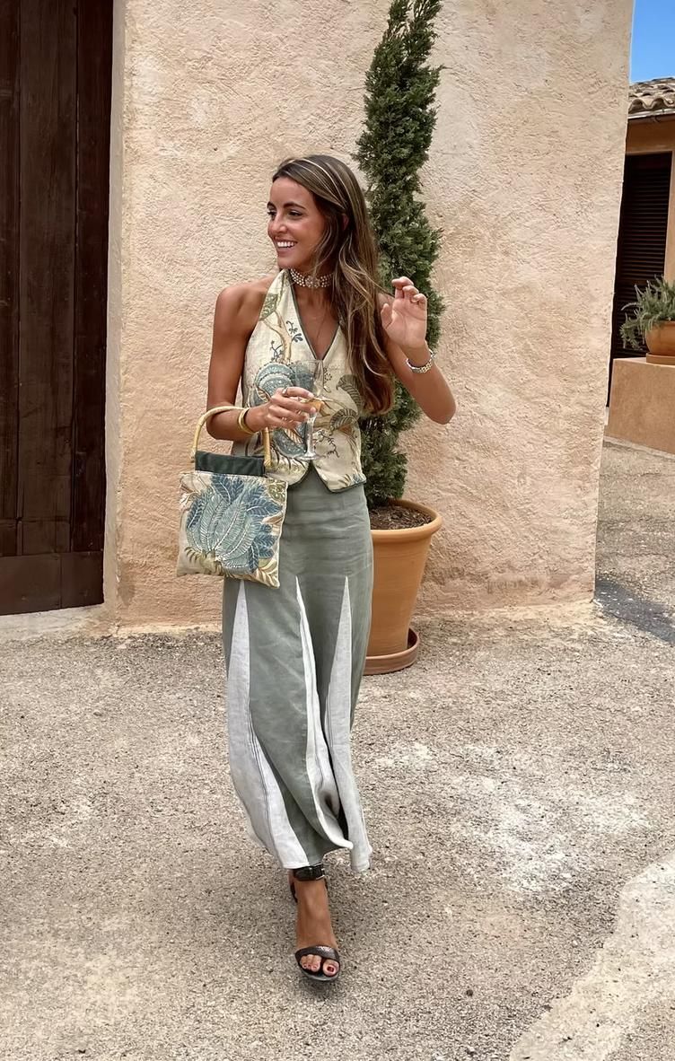 Ensemble invité composé d'un gilet et d'une jupe midi