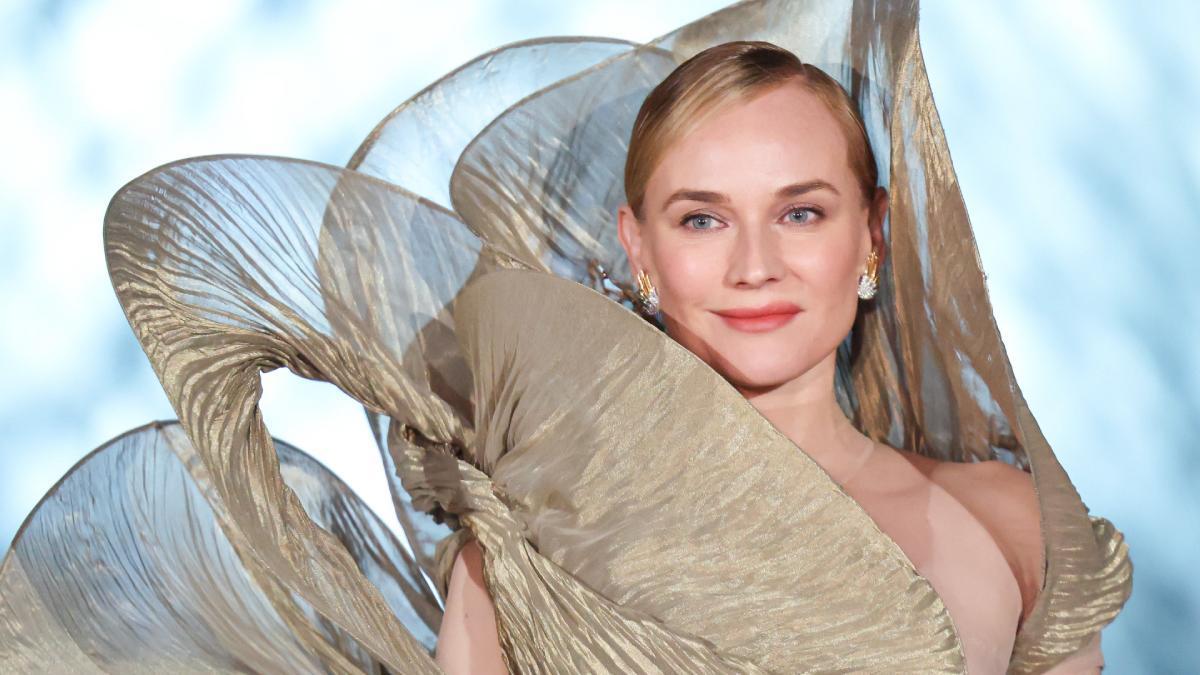 Diane Kruger impacta en la cena celebrada en el Louvre para inaugurar la Semana de la Moda de París.