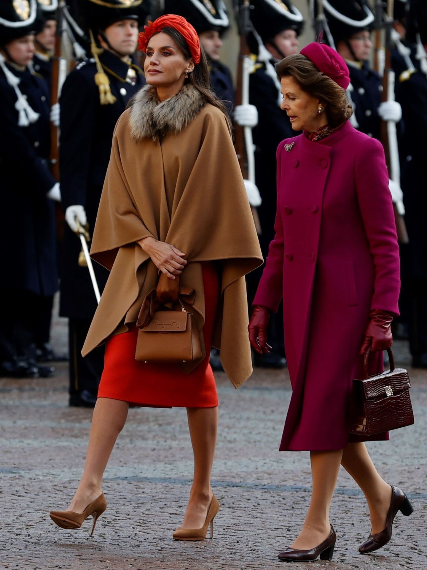 La reine Letizia avec un sac Carolina Herrera en visite d'État