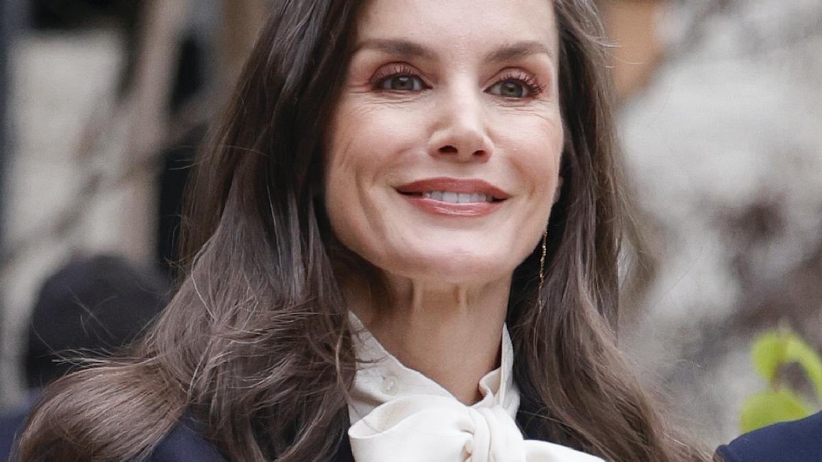 Así es el bolso de piel preferido de la reina Letizia es de Carolina Herrera: disponible en 12 colores y en dos tamaños