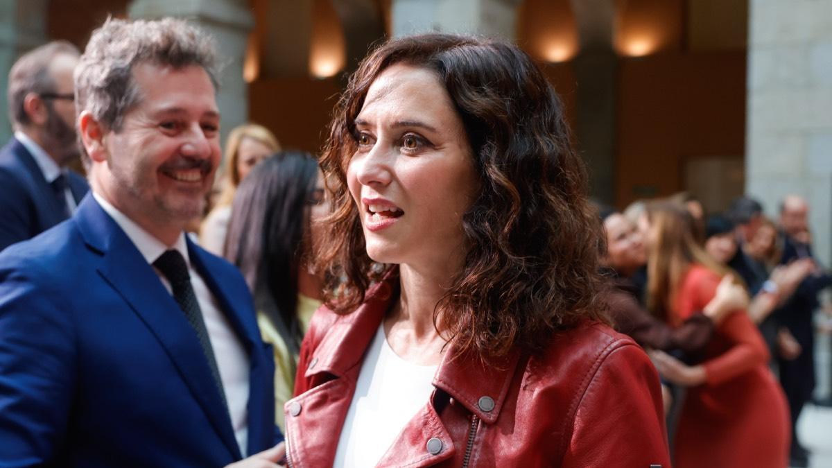 La chaqueta tendencia favorita de las expertas en moda es una de cuero roja que ha estrenado Isabel Díaz Ayuso con un guiño a Madrid