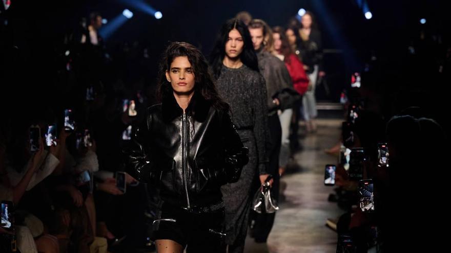 Le défilé chic et parisien d'Isabel Marant : sa proposition au-delà du retour de ses baskets compensées les plus populaires