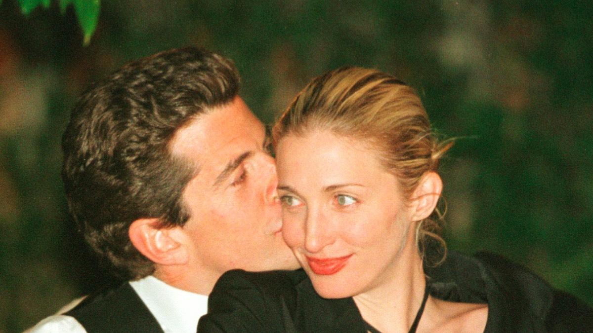 Las cejas perfectas al estilo de Carolyn Bessette-Kennedy: la tendencia de los 90