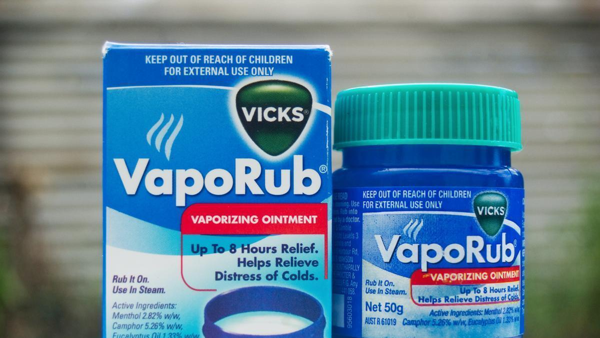 Roger Nebot, farmacéutico: "Aplicar Vicks VapoRub en la planta de los pies antes de dormir puede aliviar la tos o el malestar del resfriado, y favorecer la relajación y puede ayudar a conciliar mejor el sueño"