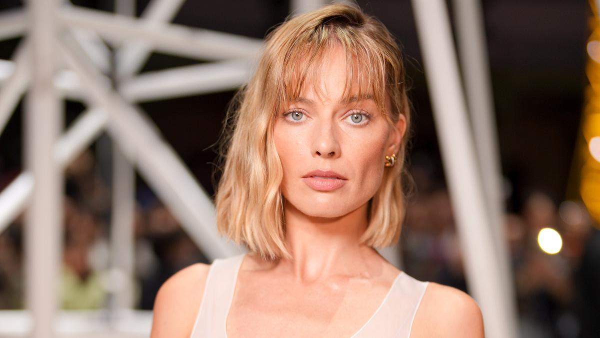 Margot Robbie y su radical cambio de look en el desfile de Chanel.