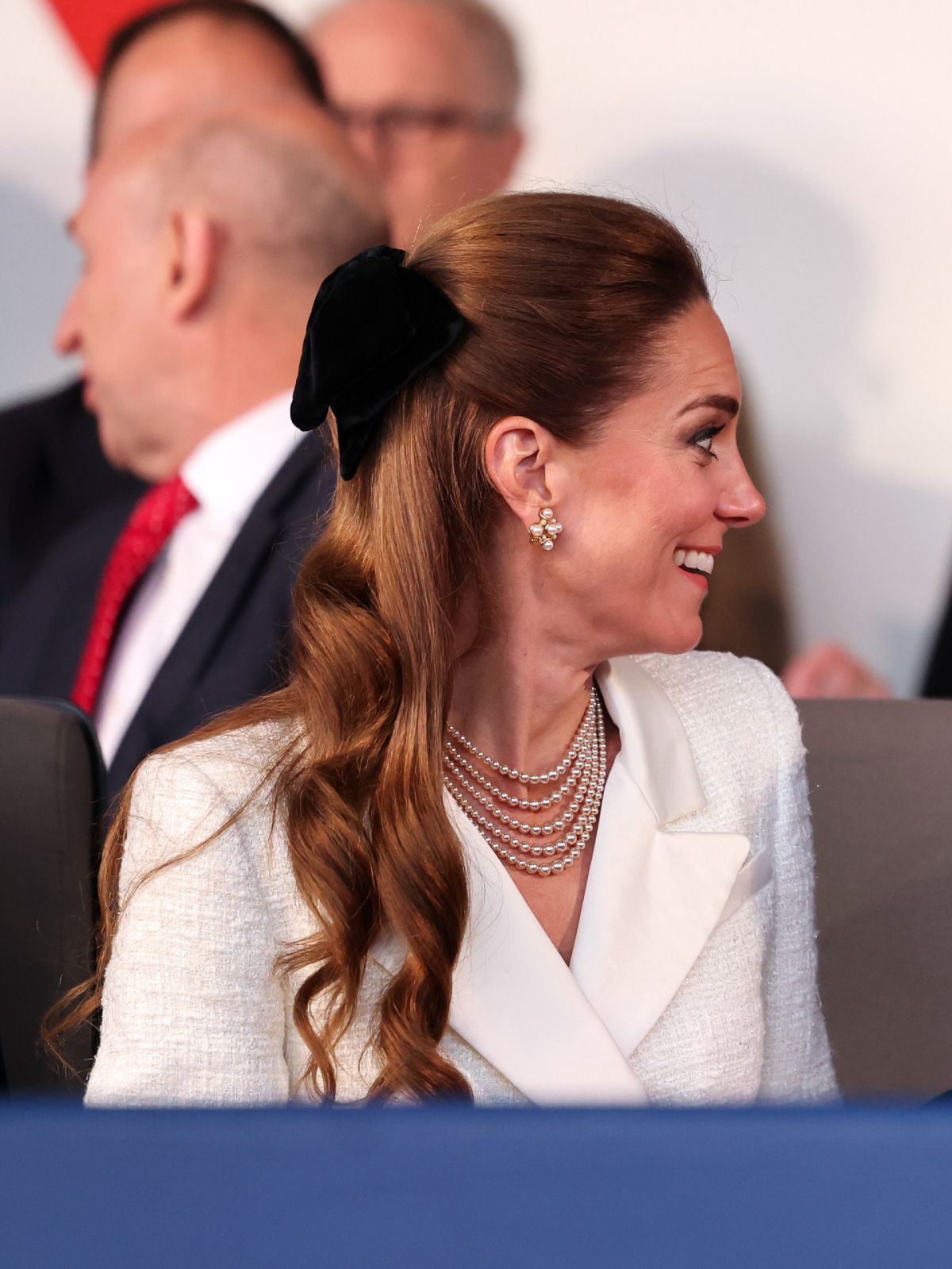 Le look a été complété par divers accessoires, lui conférant une touche beaucoup plus chic et décontractée.