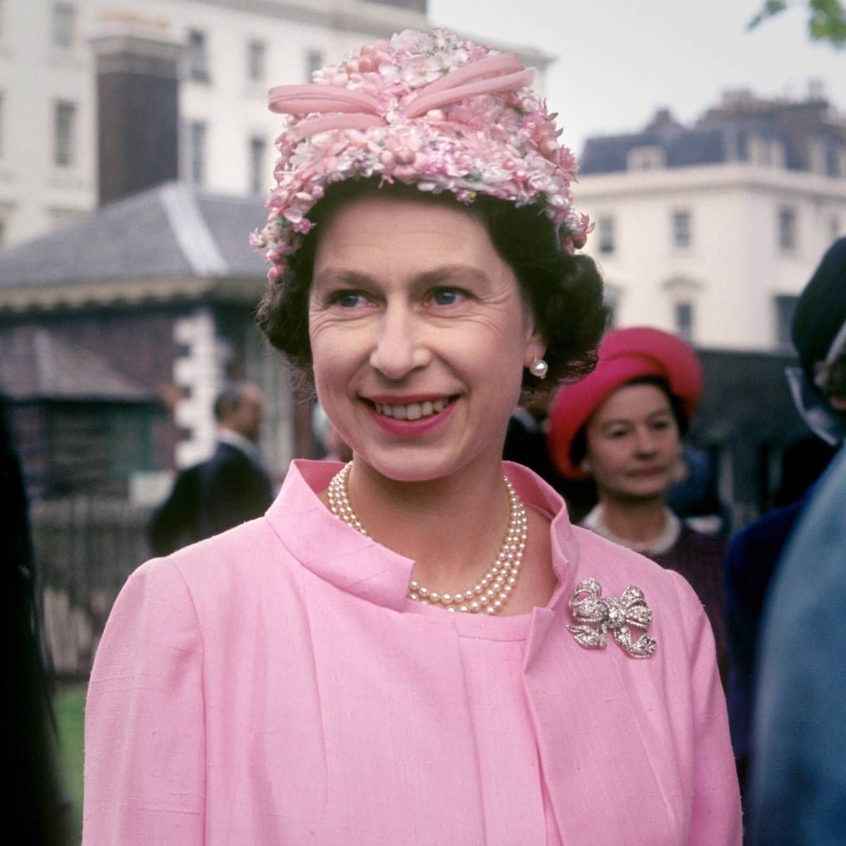 Collier de perles emblématique à trois rangs de la reine Elizabeth II