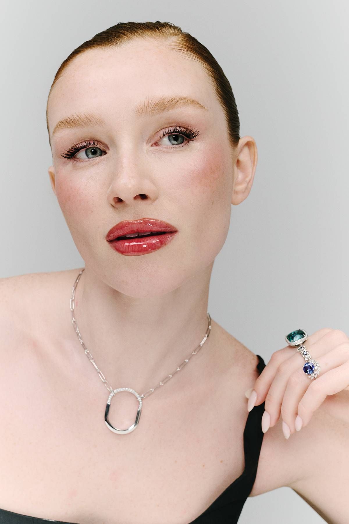 Rocío porte une robe bustier Adolfo Domínguez, une bague en platine, diamants et tourmaline bleue, une bague Sixteen Stone en platine, diamants et saphirs bleus, une bague Victoria Vine en platine, diamants et tanzanite et un pendentif Lock en or blanc avec demi pavé de diamants. Tout de Tiffany & Co.