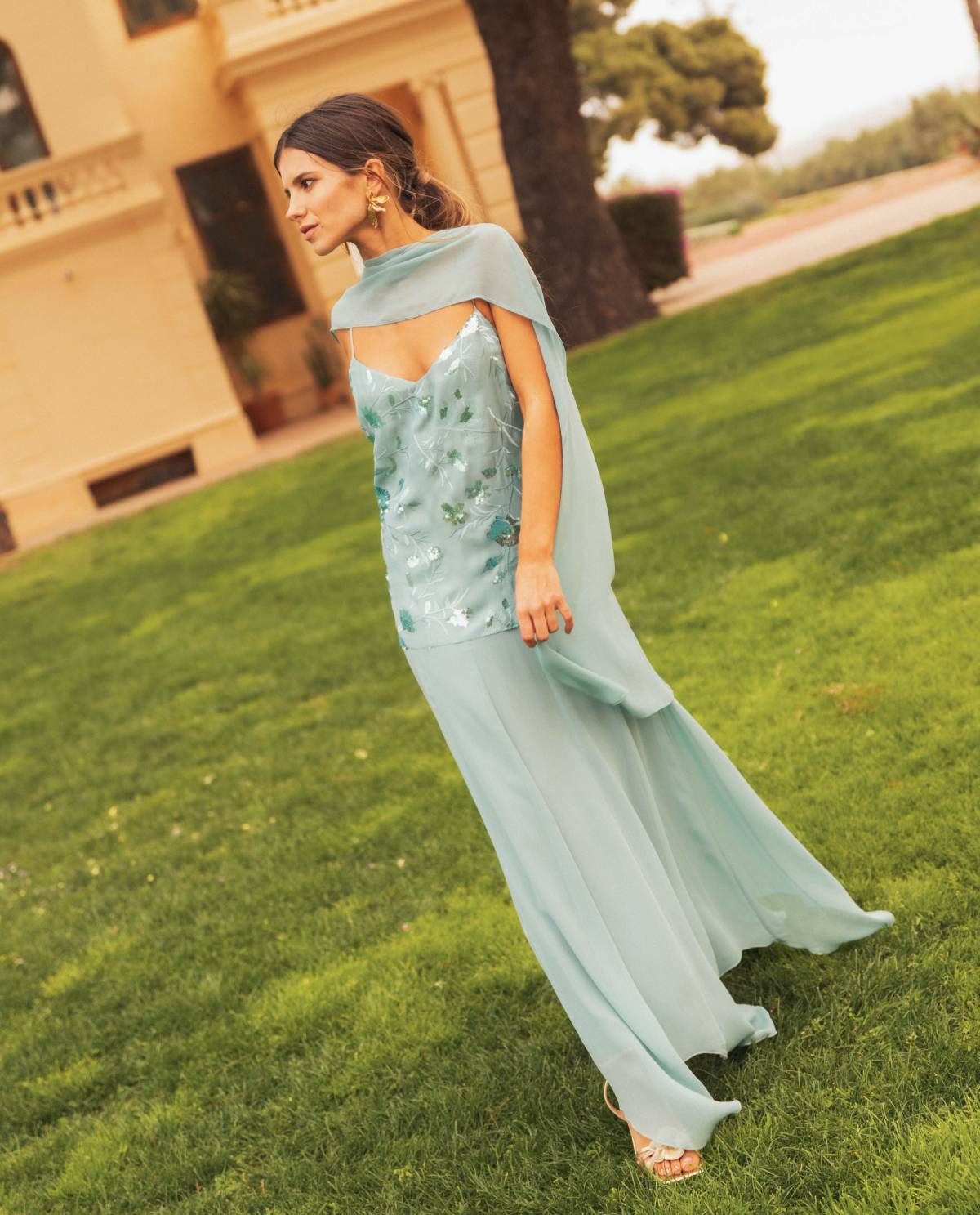 Robe d'invité avec broderie de sequins, par The Are