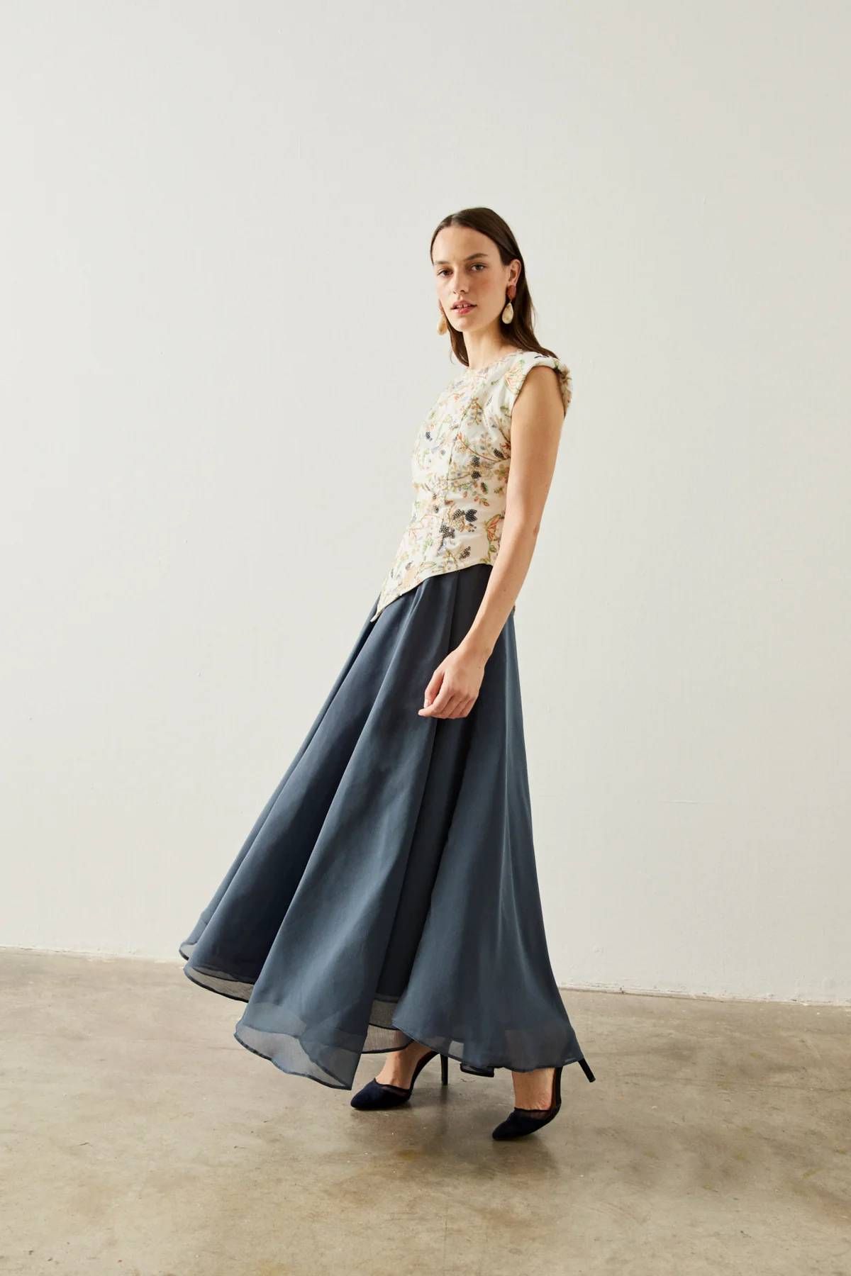 Robe d'invité avec haut brodé et jupe en tulle, par Vogana