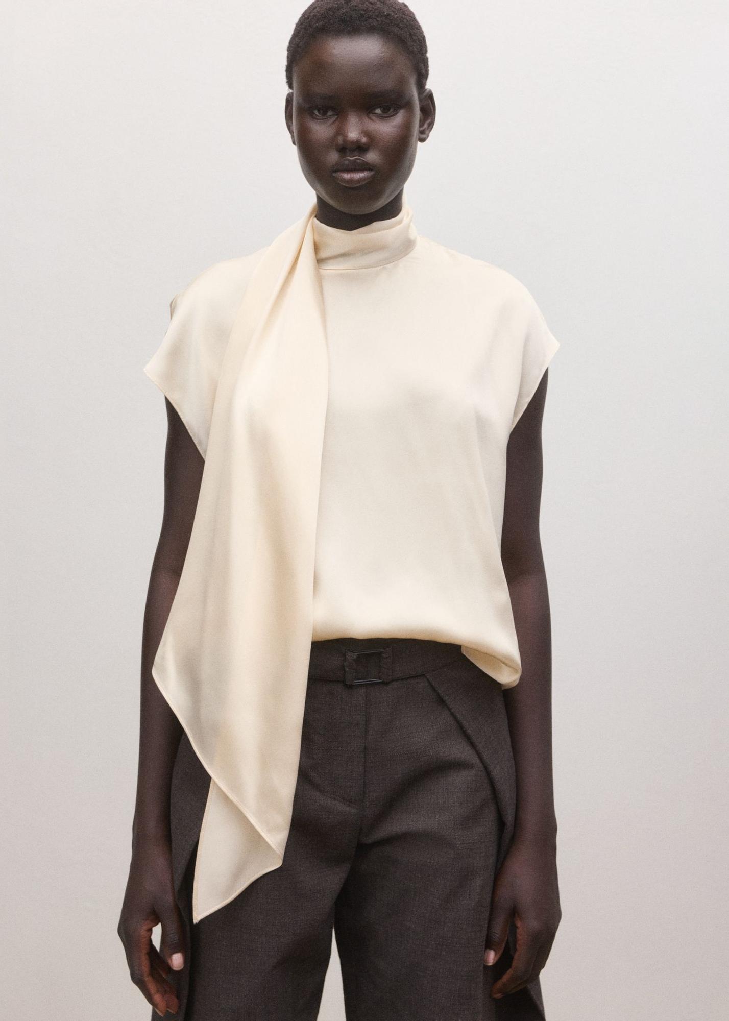 Top en satin avec col foulard