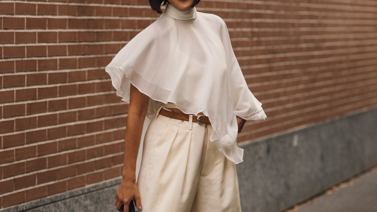 Encuentro en Mango los tops de vestir más elegantes para llevar con pantalones blancos en Semana Santa 2026