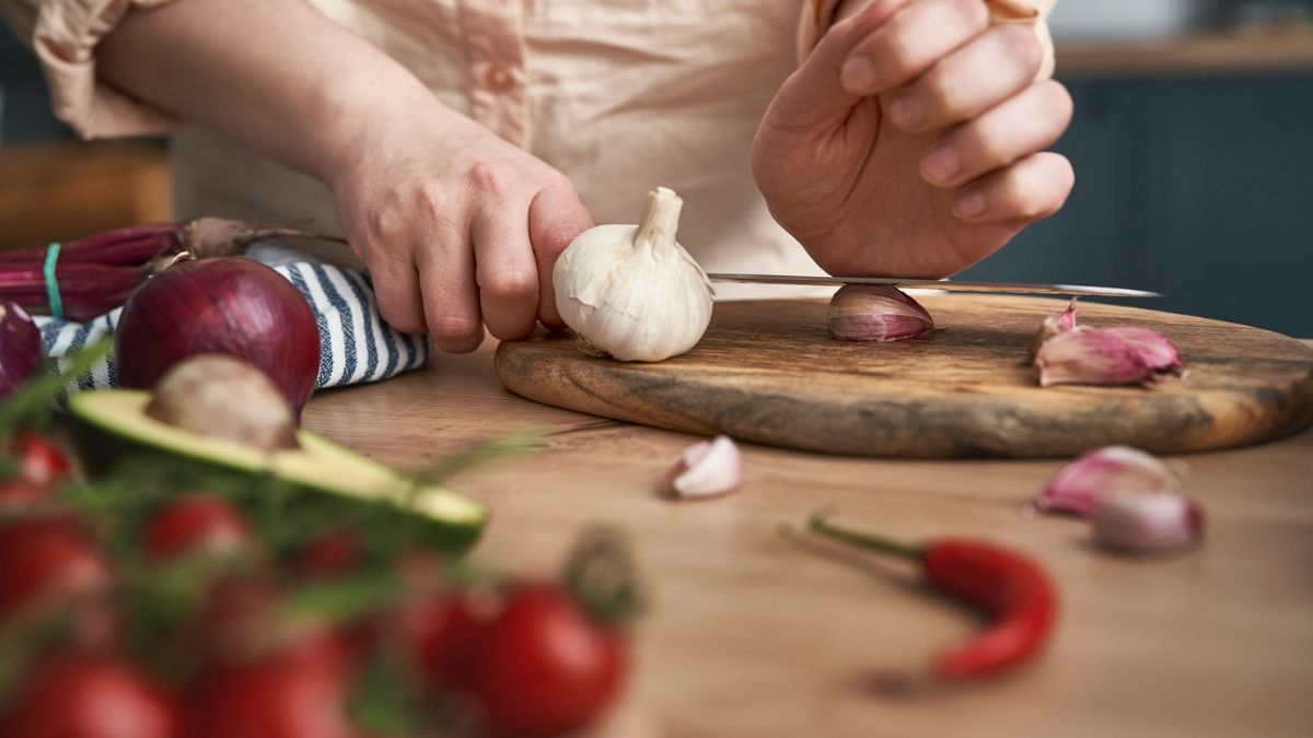 Cómo cocinar los ajos con brote verde