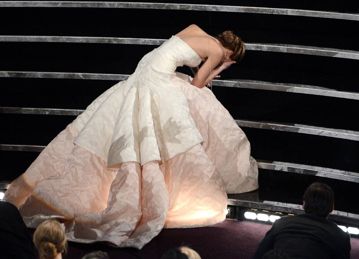 La chute de Jennifer Lawrence aux Oscars 2013 avec une robe à quatre millions de dollars