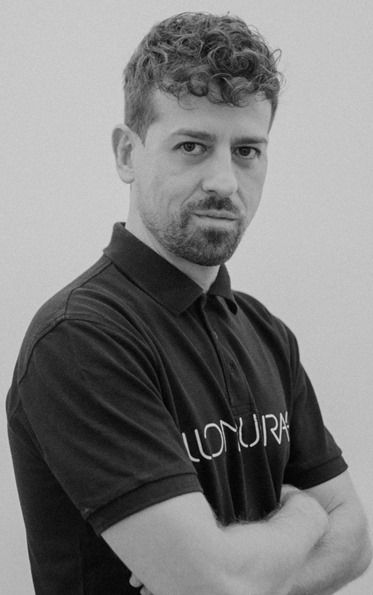 Alberto Sanguino, coiffeur, analyse les cheveux blonds de Manuela Villena.