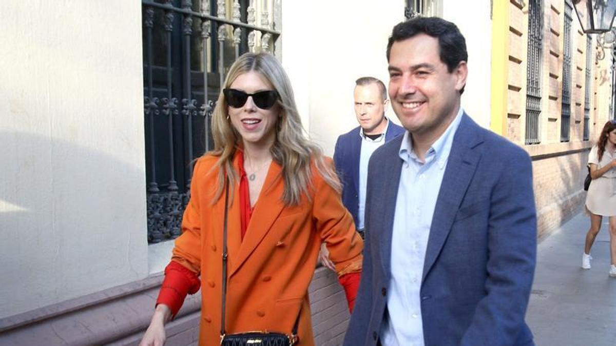 El pelo de Manuela Villena (46 años), mujer de Juanma Moreno, analizado por el peluquero Alberto Sanguino: “Es un rubio claro con mechas muy finas perfectas para difuminar las canas”