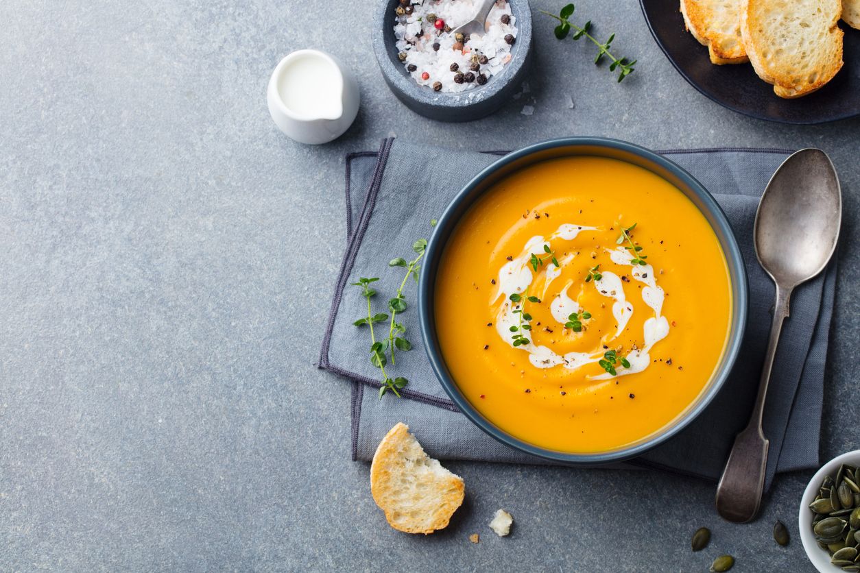 Crème de légumes et lentilles rouges.