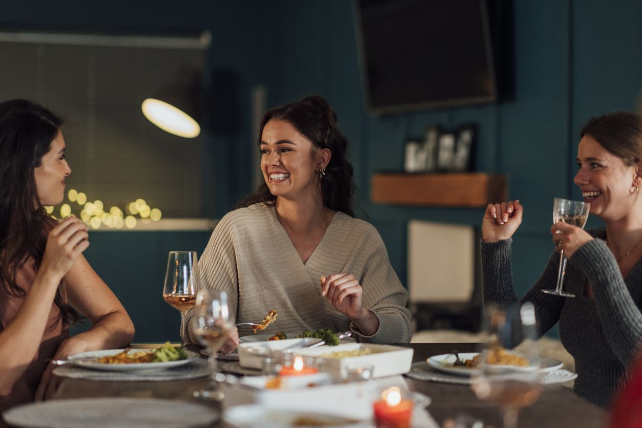 Le médecin recommande de dîner plus tôt, environ deux ou trois heures avant de se coucher.