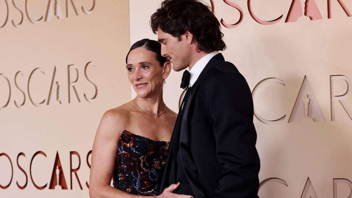 Jacob Elordi y su madre, Melissa, abrazados en la alfombra roja de los Premios Oscar 2026