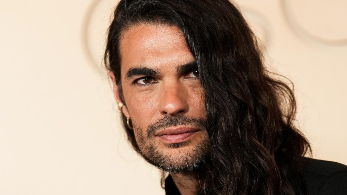 El look beauty de Oliver Laxe en los Oscar para potenciar su mirada