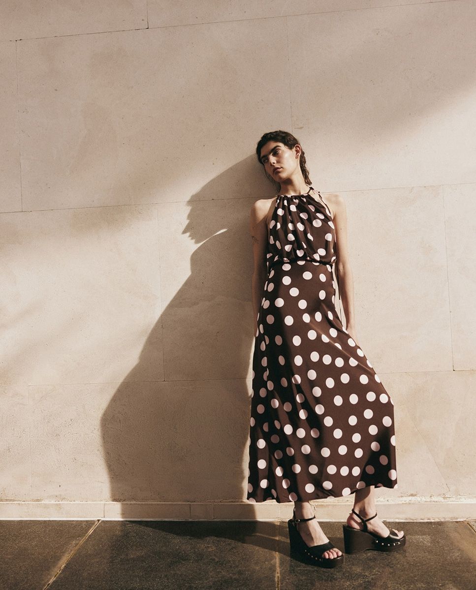 Robe dos nu marron à pois