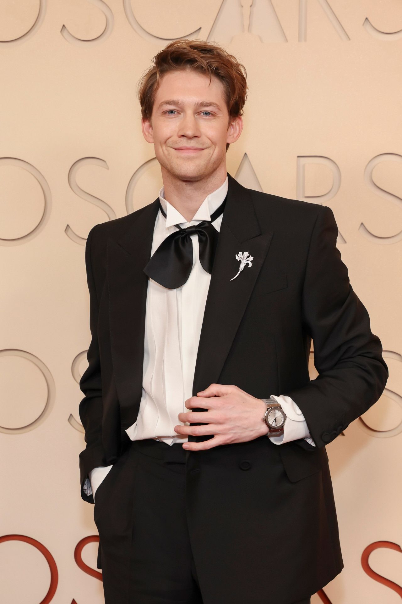 L'acteur Joe Alwyn a complété son look avec une broche Pomellato.