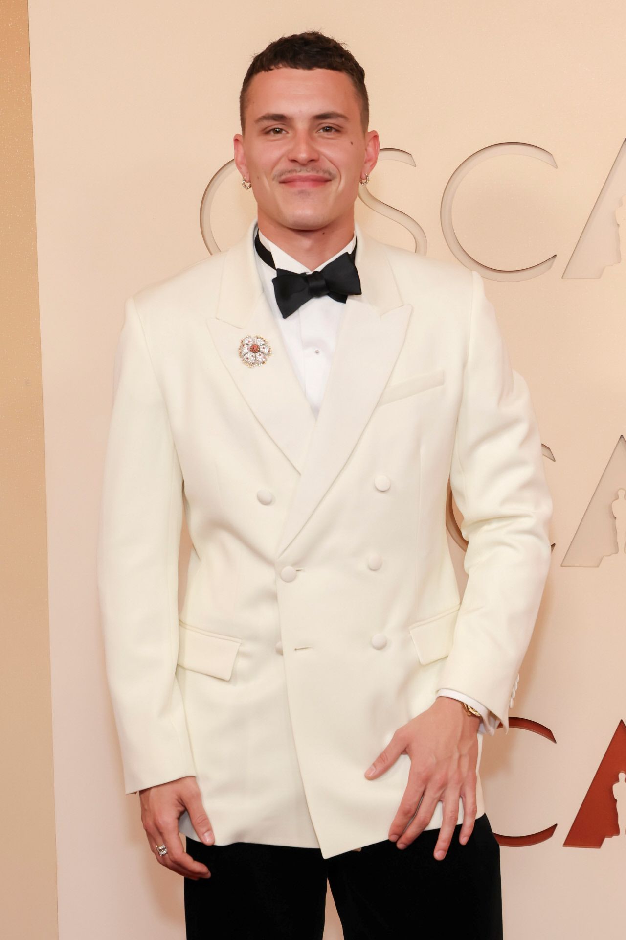 Arón Piper a également choisi une broche aux Oscars 2026