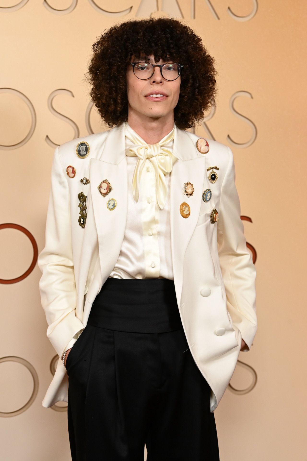 Reece Feldman et ses broches « vintage » aux Oscars 2026