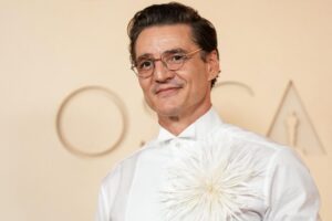 Les hommes s'abandonnent aux broches aux Oscars 2026 : de la fleur de Pedro Pascal aux camées de Reece Feldman