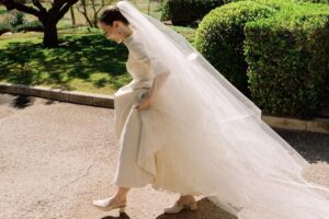 Clara, la mariée qui a recyclé la robe de mariée de sa mère et l'a combinée avec des mules de marque espagnole lors de son mariage à Valence