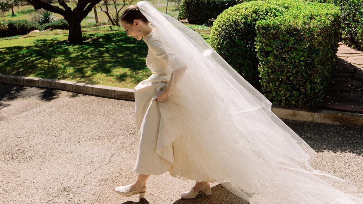 Clara, la novia que recicló el vestido nupcial de su madre y lo combinó con mules de firma española en su boda en Valencia