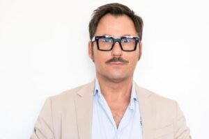 David Francés, maquilleur : "Si le cerne est foncé, oubliez les teintes trop claires, l'anti-cernes doit avoir une nuance saumonée.". Et pour éviter les gerçures, mélangez du bout des doigts le contour des yeux et l'anti-cernes par dessus."